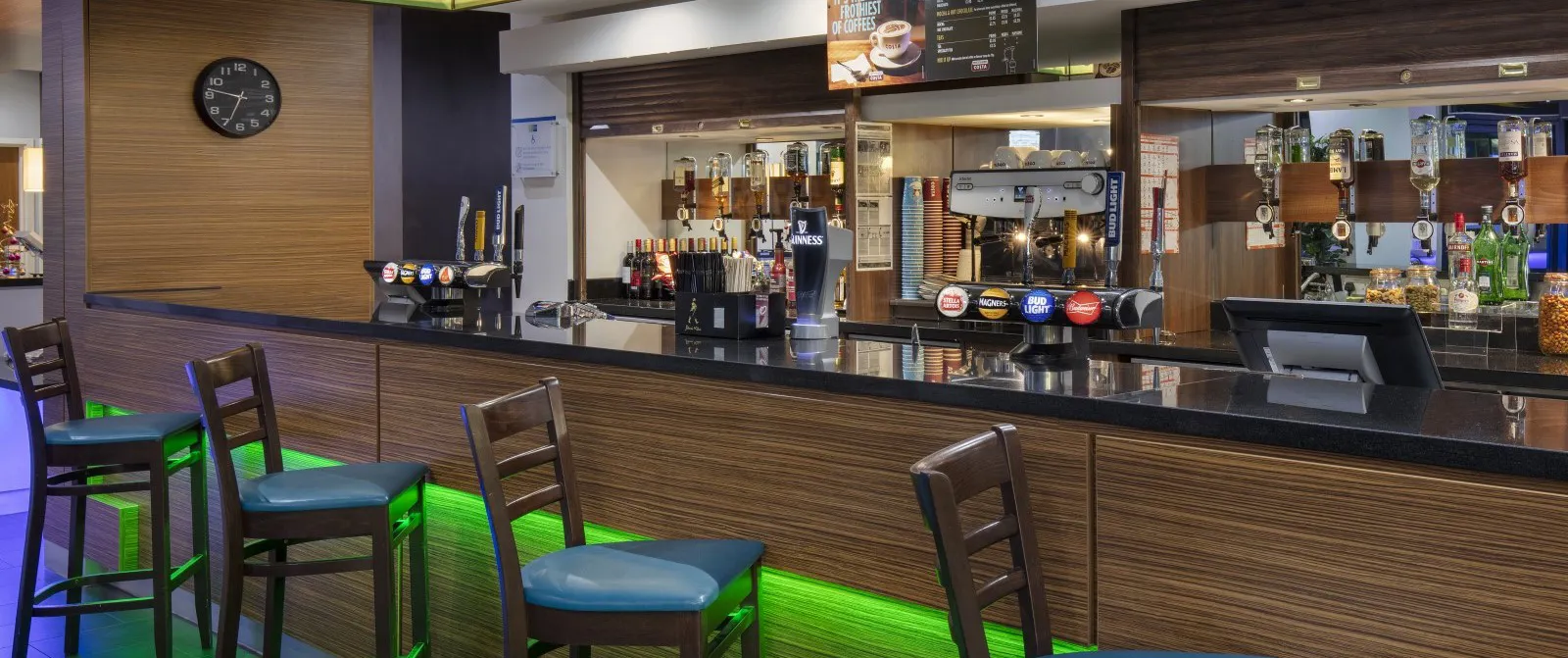 Holiday Inn Express Heathrow T5 - Bar Area